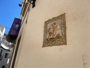 Sitges restaura el plafó de l’arcàngel Sant Rafael i Tobies de la Casa Lola Anglada