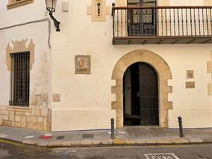 Sitges restaura el plafó de l’arcàngel Sant Rafael i Tobies de la Casa Lola Anglada