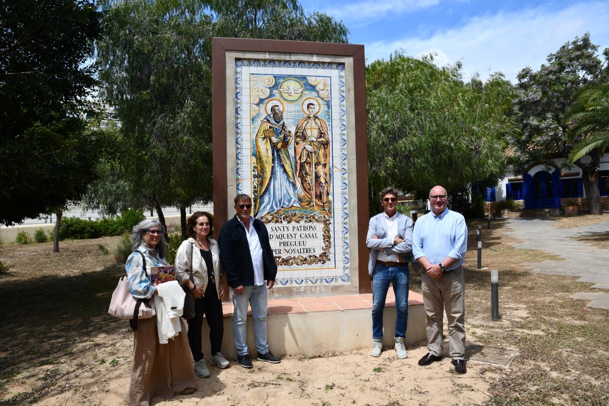Sitges reubica el plafó de Sant Bartomeu i Sant Jordi a Can Milà. Ajuntament de Sitges