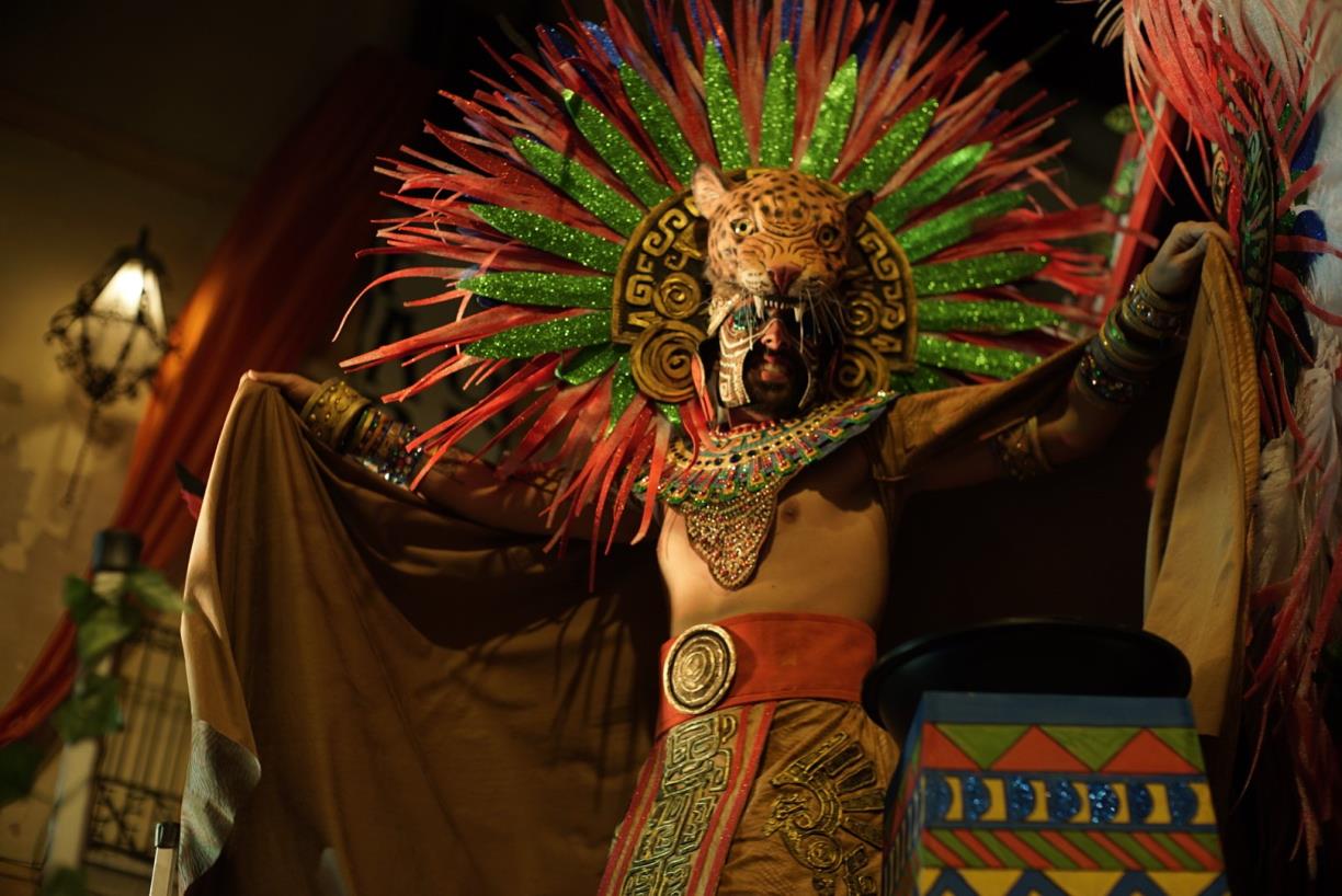 SM el Rei Carnestoltes Tzaraukan I irromp a Ribes Tikkal per encendre el Carnaval Maia amb crítica i disbauxa. Lola Iracheta