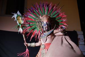 SM el Rei Carnestoltes Tzaraukan I irromp a Ribes Tikkal per encendre el Carnaval Maia amb crítica i disbauxa