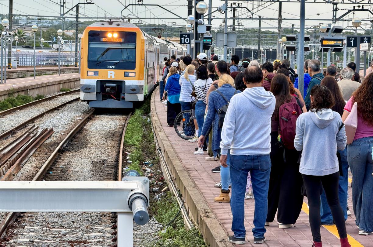 Suspès el servei de l'R2 Sud i desviaments als Regionals del sud a partir de les 22 hores per l’alerta de pluges. ACN