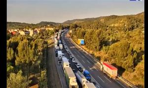 Tallada l'AP-7 a Santa Oliva en sentit Barcelona per l'accident d'un camió que ha quedat bolcat a la via. EIX