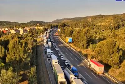 Tallada l'AP-7 a Santa Oliva en sentit Barcelona per l'accident d'un camió que ha quedat bolcat a la via. EIX