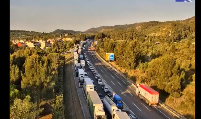 Tallada l'AP-7 a Santa Oliva en sentit Barcelona per l'accident d'un camió que ha quedat bolcat a la via. EIX