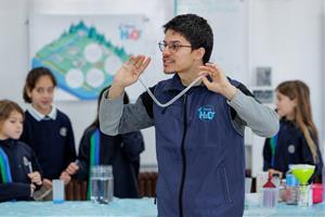 Tallerista del nou programa educatiu Missió H20, impartint una sessió. Veolia