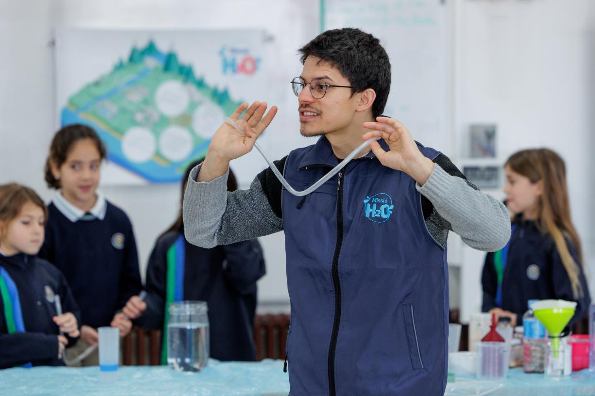 Tallerista del nou programa educatiu Missió H20, impartint una sessió. Veolia