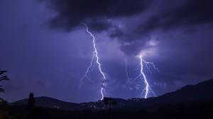 Tempesta elèctrica aquesta matinda des de Viladellops, Olèrdola. Fran Lorenzo