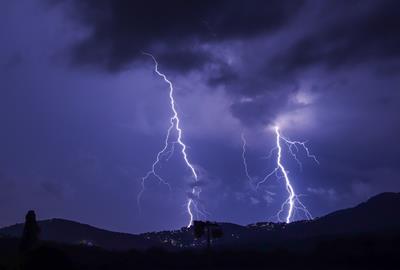 Tempesta elèctrica aquesta matinda des de Viladellops, Olèrdola. Fran Lorenzo
