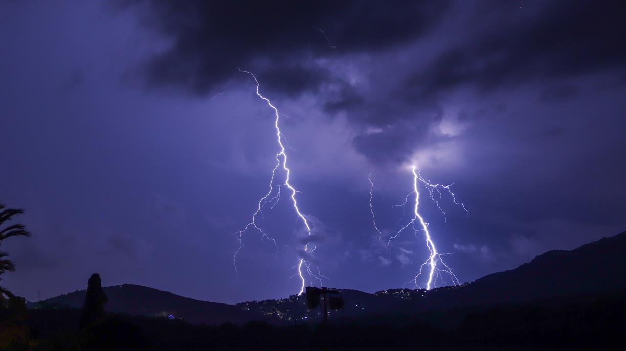Tempesta elèctrica aquesta matinda des de Viladellops, Olèrdola. Fran Lorenzo