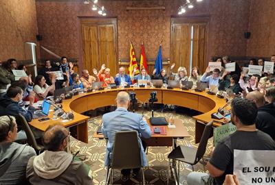 Tensió al ple de Sant Pere de Ribes: la protesta dels treballadors provoca la suspensió de la sessió. Ajt Sant Pere de Ribes