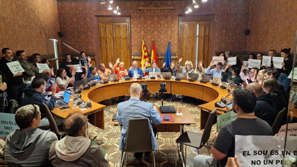 Tensió al ple de Sant Pere de Ribes: la protesta dels treballadors provoca la suspensió de la sessió. Ajt Sant Pere de Ribes