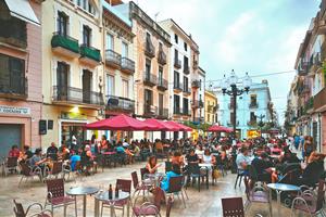 Terrasses a la plaça de les Cols de Vilanova i la Geltrú. Eix