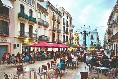 Terrasses a la plaça de les Cols de Vilanova i la Geltrú. Eix