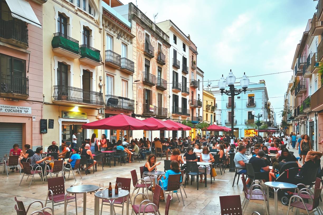 Terrasses a la plaça de les Cols de Vilanova i la Geltrú. Eix