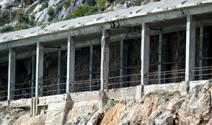 Tram cobert de les vies a cala Ginesta. ACN / Àlex Recolons