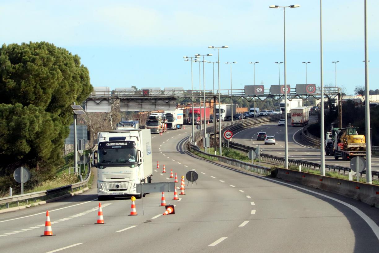 Trànsit habilitarà un carril de l'AP-7 entre Martorell i Gelida perquè hi circulin autobusos interurbans i de Renfe. ACN