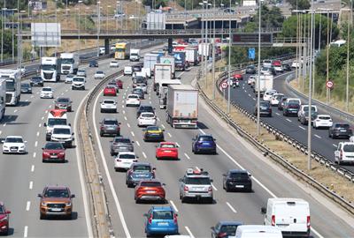 Trànsit preveu una “eclosió de mobilitat” per Setmana Santa pels gruixos de neu a la muntanya i el bon temps a la platja. ACN