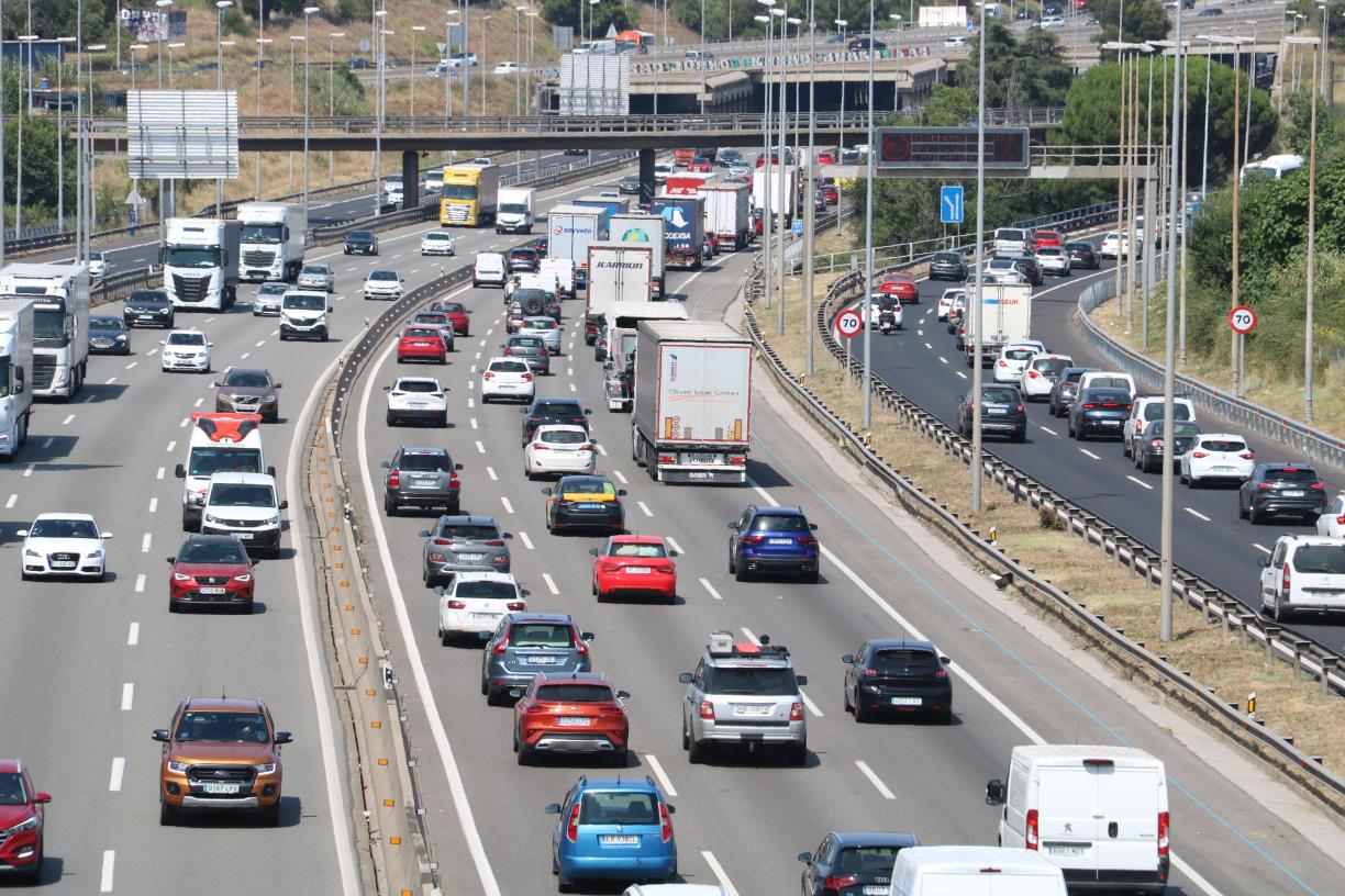 Trànsit preveu una “eclosió de mobilitat” per Setmana Santa pels gruixos de neu a la muntanya i el bon temps a la platja. ACN