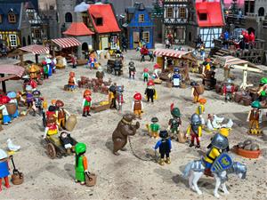 Tres diorames de Playmobil recreen episodis de la història de l’Arboç al Saló Retro Jocs. Ajuntament de l'Arboç