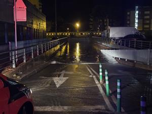 Tres ferits, un d’ells crític, en quedar atrapats sota un mur que ha cedit al Port de Roda de Berà. ACN