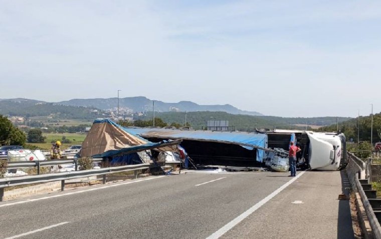 Un camió talla la C-32 a Sant Pere de Ribes i vessa líquid corrosiu a la calçada. Bombers