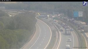 Un camió talla la C-32 a Sant Pere de Ribes i vessa líquid corrosiu a la calçada