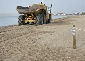 Un camió transportant sorra per la platja entre el Vendrell i Calafell. Eix