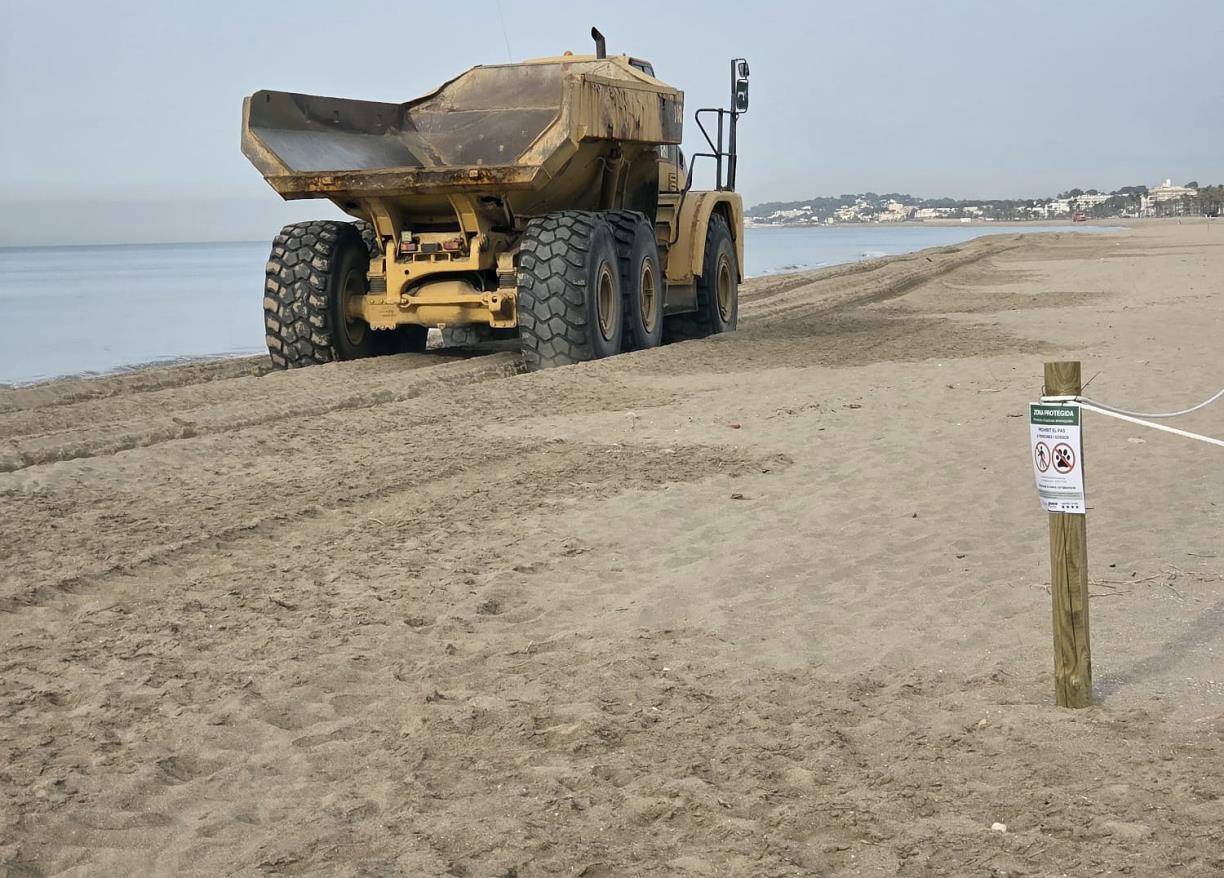Un camió transportant sorra per la platja entre el Vendrell i Calafell. Eix