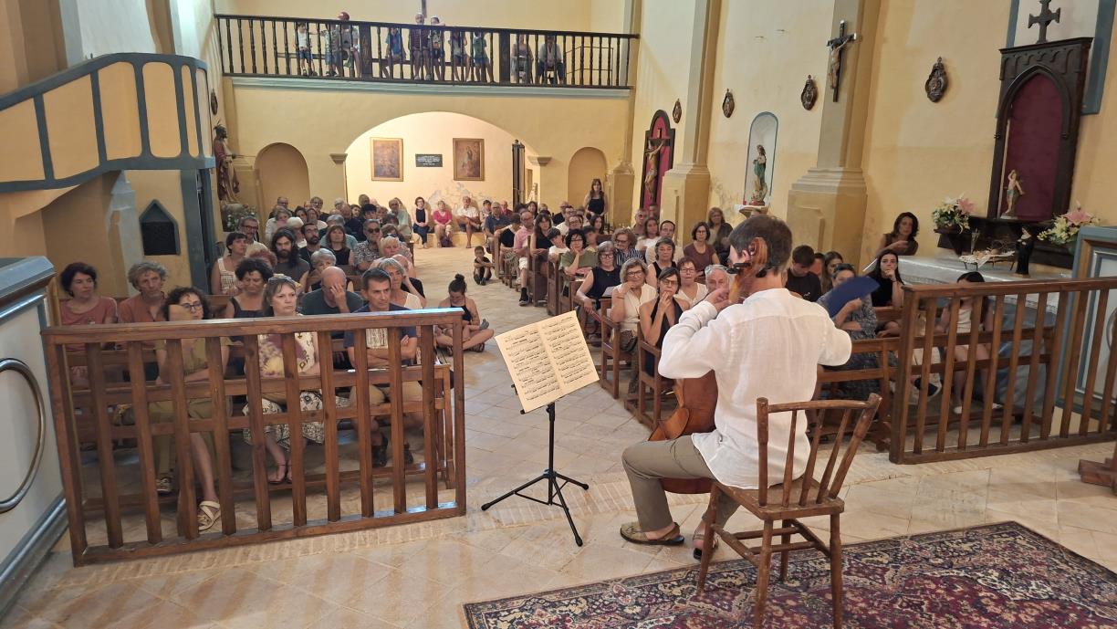 Un centenar de persones omplen l'església de Font-rubí en el concert solidari de Salvem Font-rubí. Salvem Font-rubí