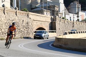 Un ciclista a la C-31,  a les Costes del Garraf, un dissabte al matí . ACN / Carola López