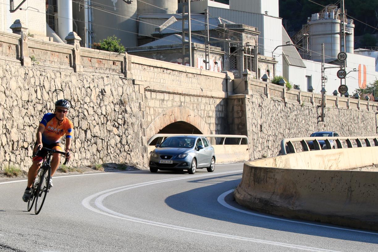Un ciclista a la C-31,  a les Costes del Garraf, un dissabte al matí . ACN / Carola López