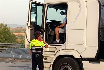 Un detingut i una quinzena de denúncies en un macrocontrol de camions de transport a l'AP-7 a l'Alt Penedès. ACN