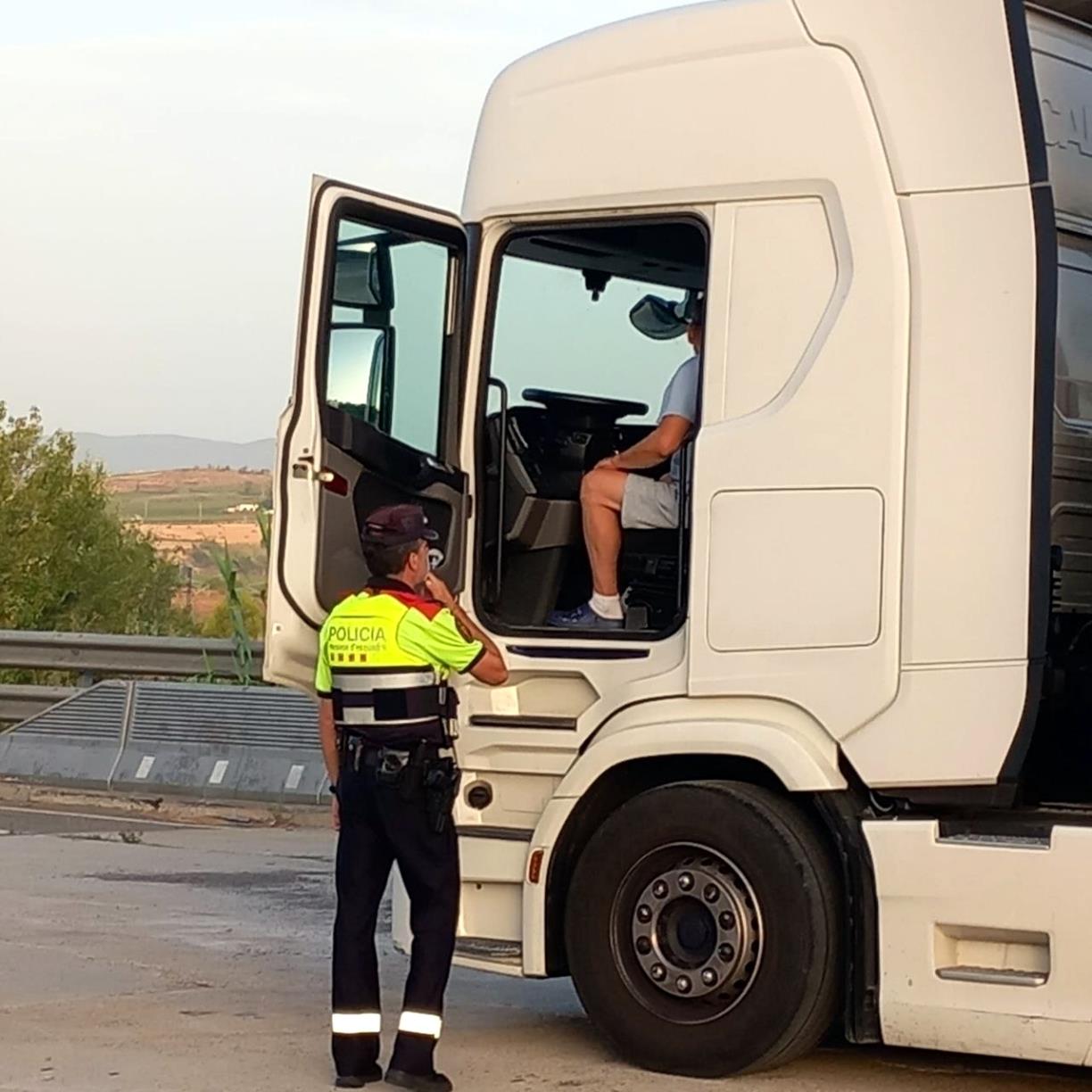Un detingut i una quinzena de denúncies en un macrocontrol de camions de transport a l'AP-7 a l'Alt Penedès. ACN