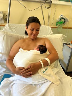 Un estudi del CSAPG confirma que un mocador pot afavorir el contacte pell amb pell amb nadons sans. CSAPG