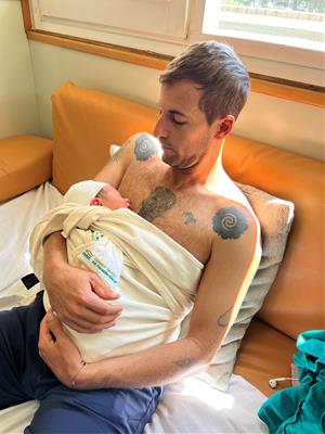 Un estudi del CSAPG confirma que un mocador pot afavorir el contacte pell amb pell amb nadons sans