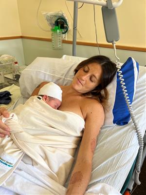 Un estudi del CSAPG confirma que un mocador pot afavorir el contacte pell amb pell amb nadons sans