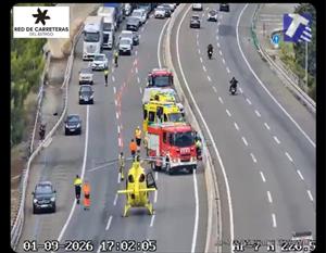 Un ferit crític, un de greu i un de lleu en un accident entre un camió i un turisme a l'AP-7, al Vendrell. EIX