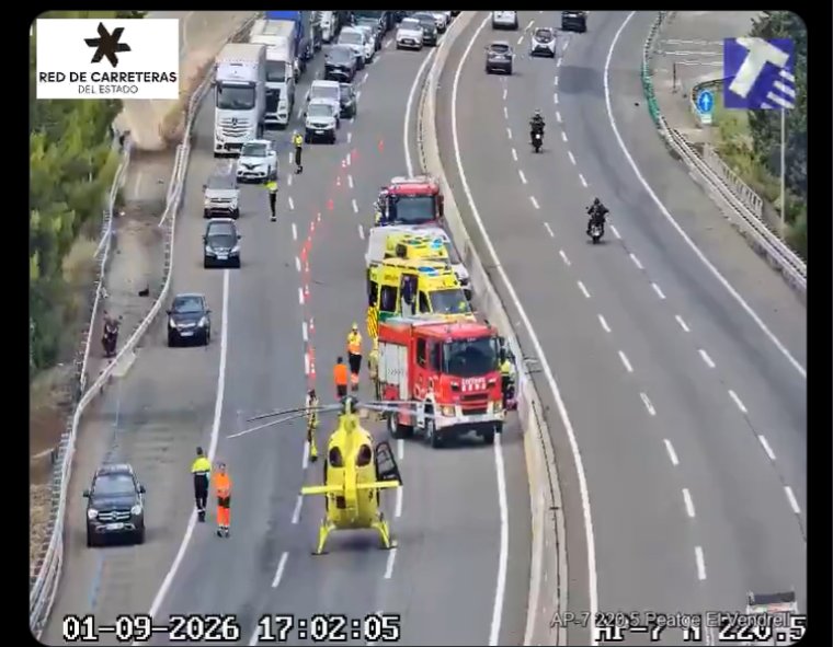 Un ferit crític, un de greu i un de lleu en un accident entre un camió i un turisme a l'AP-7, al Vendrell. EIX