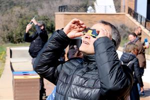 Un home observa l'eclipsi solar amb ulleres homologades des del Parc Astronòmic del Montsec. ACN / Alba Mor