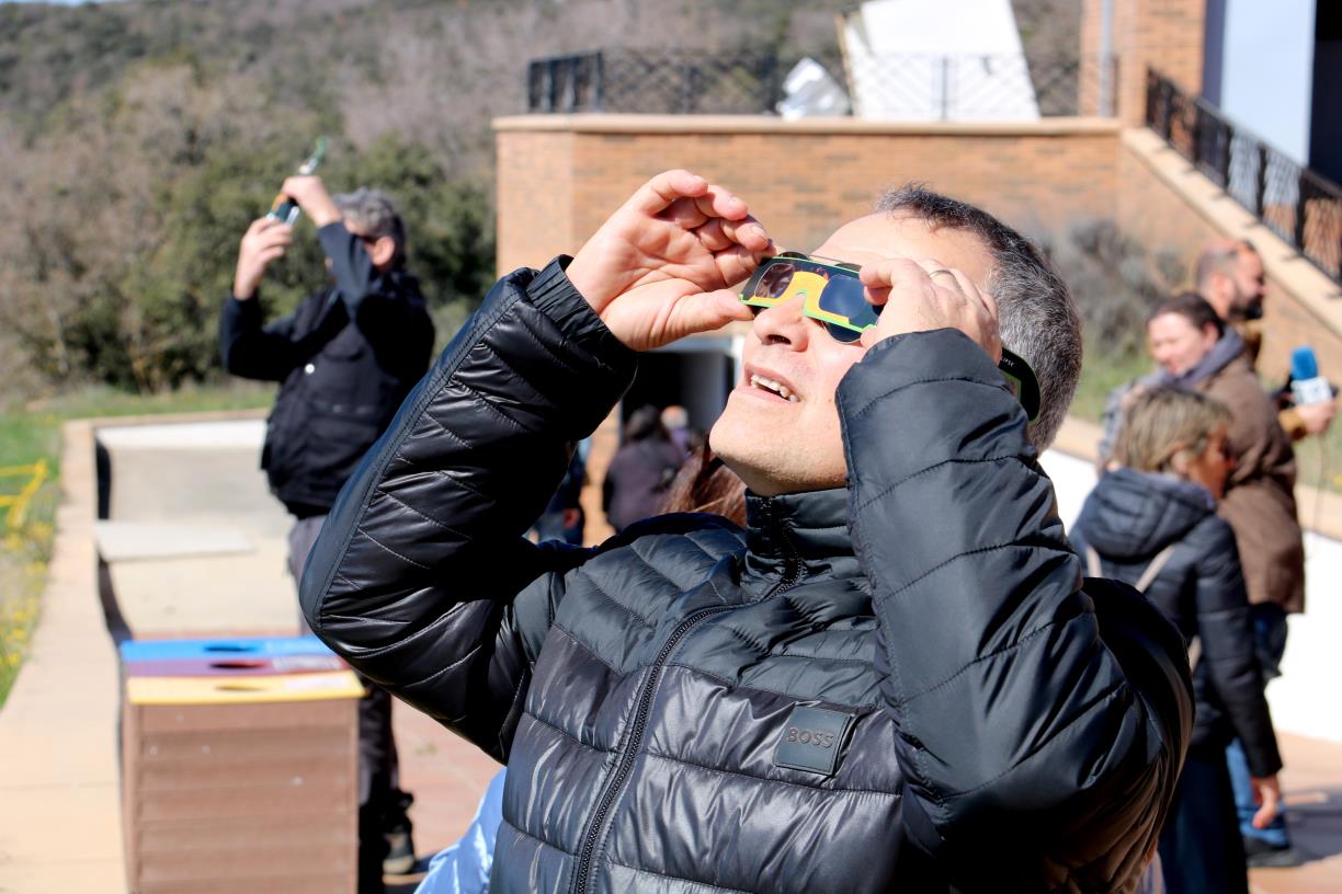 Un home observa l'eclipsi solar amb ulleres homologades des del Parc Astronòmic del Montsec. ACN / Alba Mor