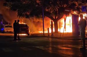 Un incendi calcina una illa de contenidors a la Mota de Cubelles i afecta vehicles i habitatges. Ajuntament de Cubelles