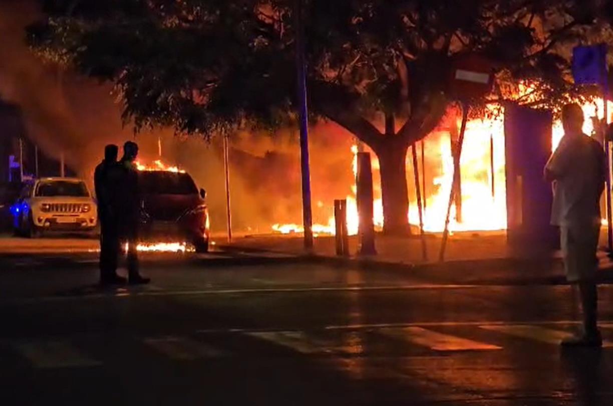 Un incendi calcina una illa de contenidors a la Mota de Cubelles i afecta vehicles i habitatges. Ajuntament de Cubelles