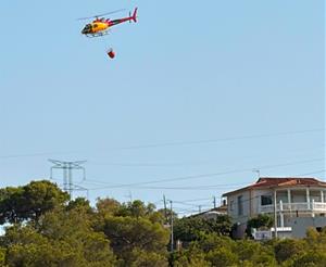 Un incendi de vegetació forestal a Canyelles obliga a confinar el nucli urbà i urbanitzacions properes. Joan Albà