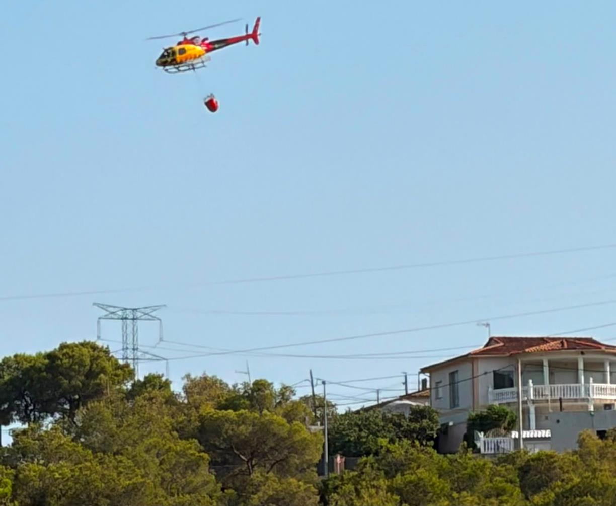 Un incendi de vegetació forestal a Canyelles obliga a confinar el nucli urbà i urbanitzacions properes. Joan Albà
