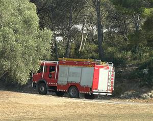 Un incendi de vegetació forestal a Canyelles obliga a confinar el nucli urbà i urbanitzacions properes