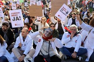 Un manifestant amb la màscara de la consellera de Salut, Olga Pané. ACN / Nazaret Romero