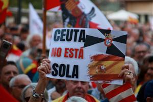 Un manifestant subjectant un cartell amb el lema''Ceuta no está sola' . ACN / Mar Rovira