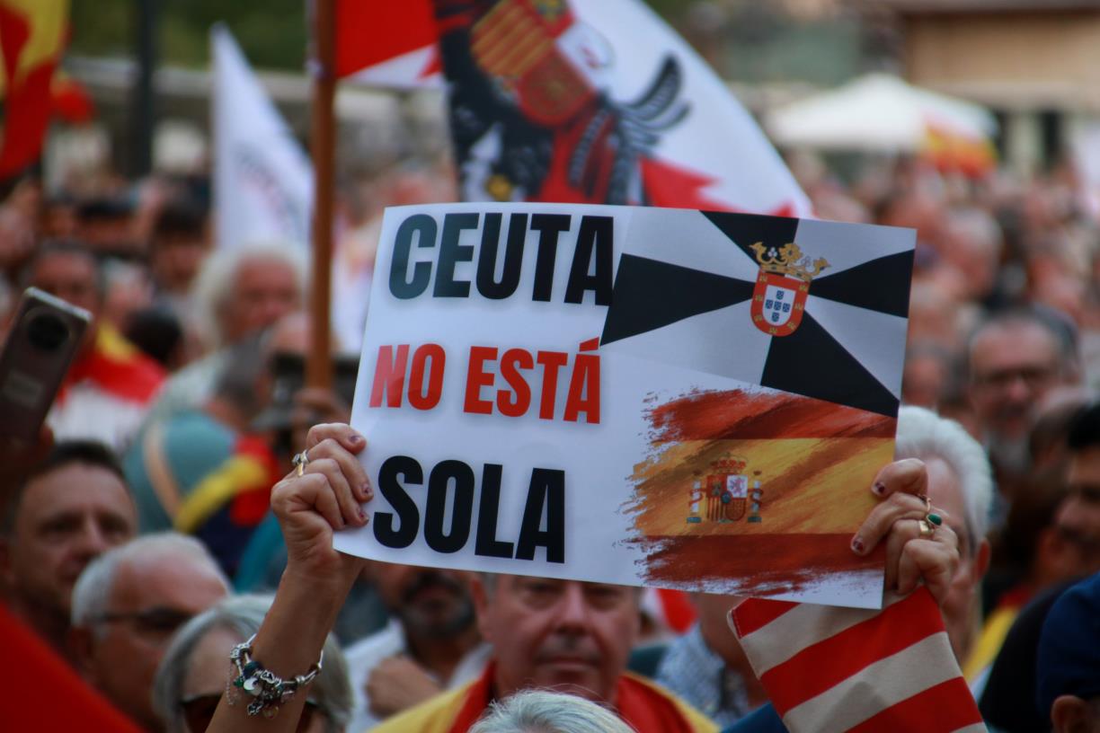 Un manifestant subjectant un cartell amb el lema''Ceuta no está sola' . ACN / Mar Rovira