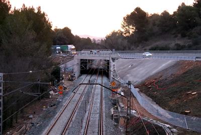 Un mes de l’accident de Gelida: un 25% menys d’usuaris a Rodalies, 700.000 moviments més al Metro i un 5% més de cotxes. ACN